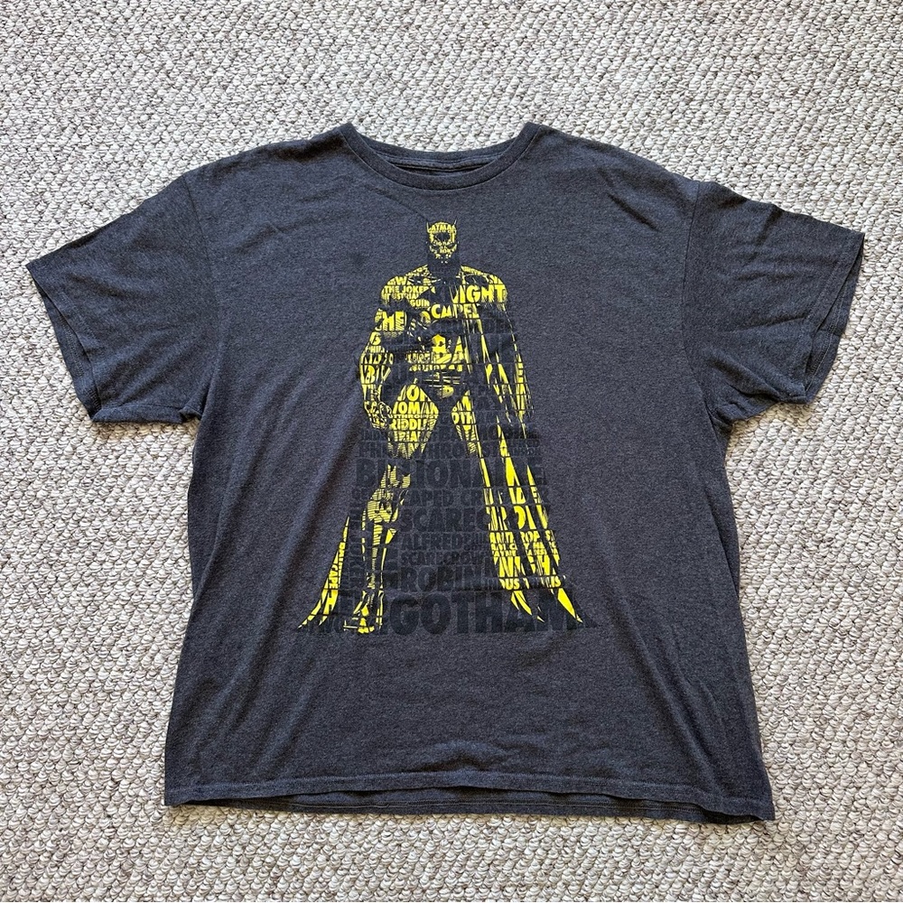 Men’s XL Batman Dark Knight graphic tee Yellow Gotham collage